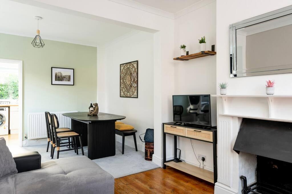 הוילה באת' Two Bed House With Free Parking, Near Train St. מראה חיצוני תמונה